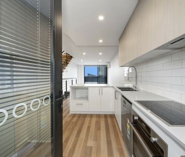 Contemporary Townhouse! - Photo 2