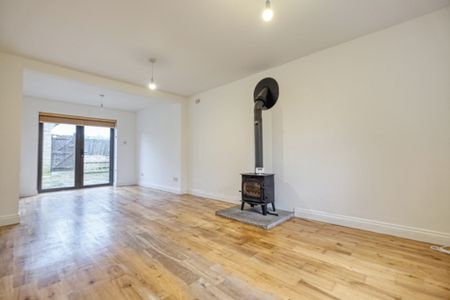 Spacious Detached Family Home with Garage available TO LET in Wymondham - Photo 2