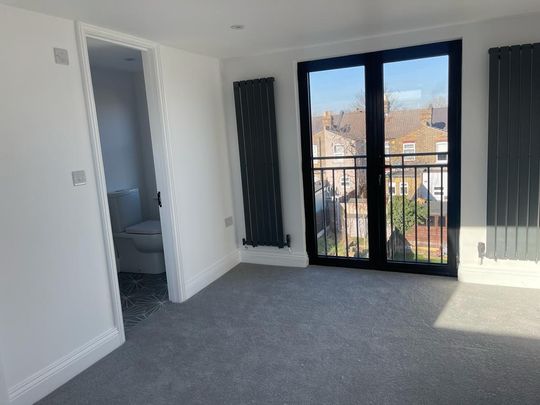 3 Bed Terraced House, Manor Road, E17 - Photo 1