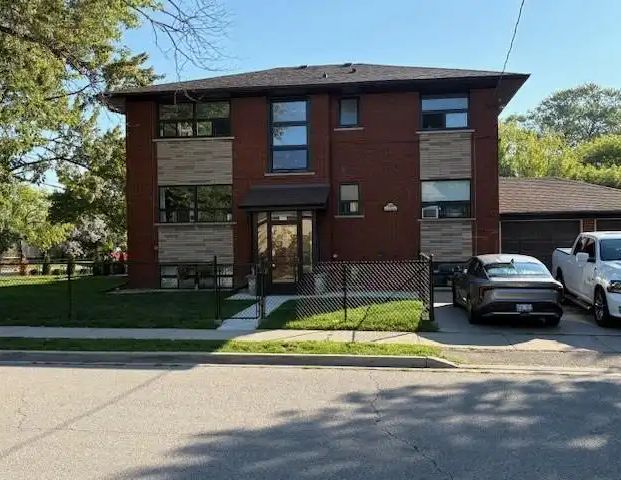 45 Oakmount Rd | 45 Oakmount Rd, Toronto - Photo 1