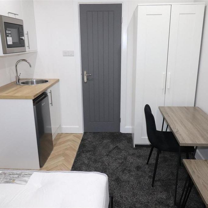 1 bedroom in a house share to rent - Photo 1