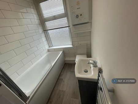 2 bedroom end of terrace house to rent - Photo 4