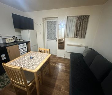 Studio Flat, Middleham Road, N18 - Photo 2
