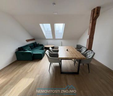 Pronájem plně vybaveného podkrovního bytu 2+kk v centru Znojma - Fotografie 1