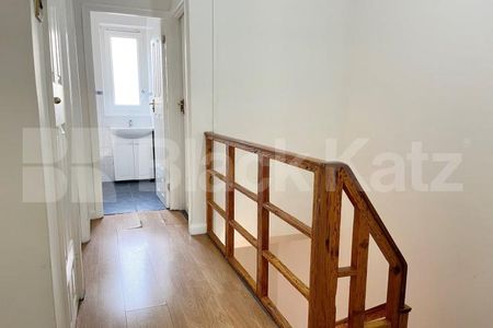 Bright & airy split level apartment with patio garden & superbly located - Photo 2