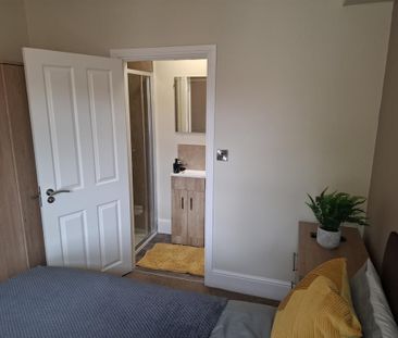 1 bedroom in a house share to rent - Photo 3
