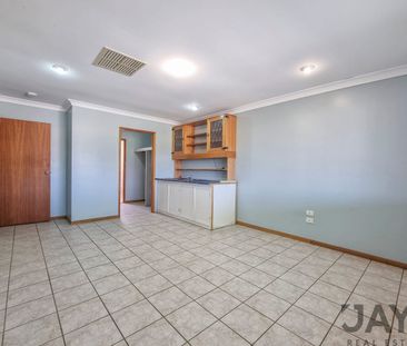 FIVE BEDROOM RESIDENCE WITH POOL - Photo 5