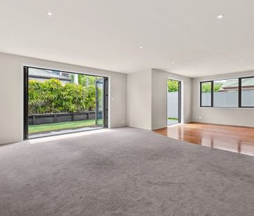 Large and Light Filled - Easy 10 minute walk to the Beach! - Photo 4