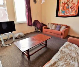 2 bedroom Flat in Brudenell Grove, Leeds - Photo 2