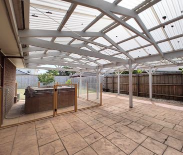 A FAMILY HOME WITH GREAT LOCATION - Photo 1