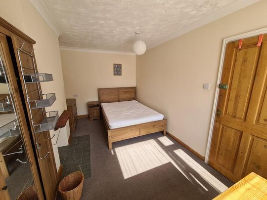 1 bedroom in a house share to rent - Photo 1