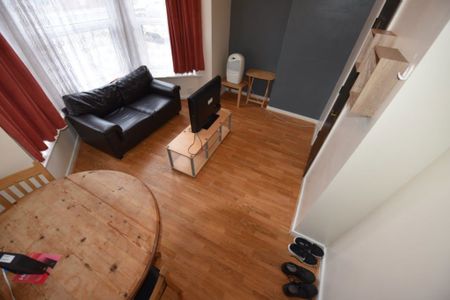 2 bedroom Flat in Flat A, Leeds - Photo 5