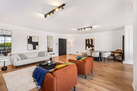 An immaculate two bedroom apartment in the prestigious Waterside Point building. - Photo 3