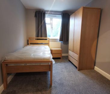 4 bedroom semi-detached house to rent - Photo 6