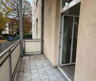 Schöne helle Erdgeschoss 2 Raum Wohnung mit Balkon und Einbauküche ... - Photo 1