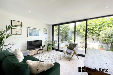 Beautiful garden flat marrying period charm with contemporary living - Photo 2