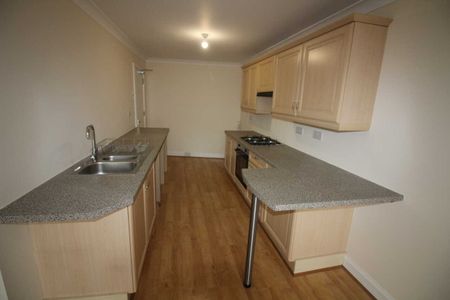 3 bed Flat - Photo 4