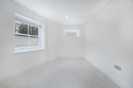 3 bedroom maisonette in London - Photo 5