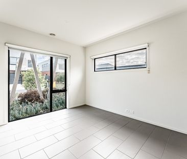 16 Landsby Drive, Avondale Heights VIC 3034 - Photo 4