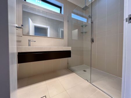 Large 4 Bedroom Brick Home - Photo 3