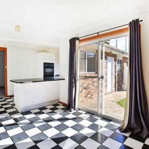 3 Bedroom Semi-Detached Home – Shoalhaven Heads - Photo 2