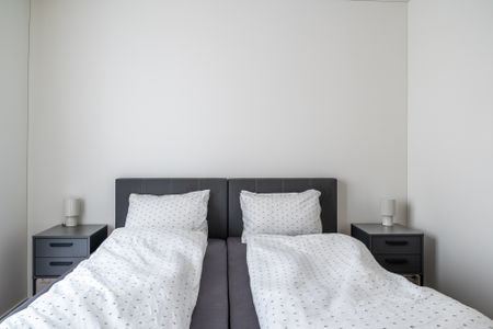 Modern möblierte 3.5-Zimmer-Wohnung mit Balkon in Zug - Foto 2