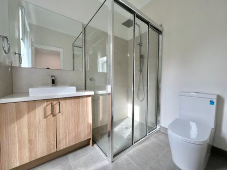 4-Bedroom Townhouse in Convenient Location - SATURDAY INSPECTION CANCELLED - Photo 3