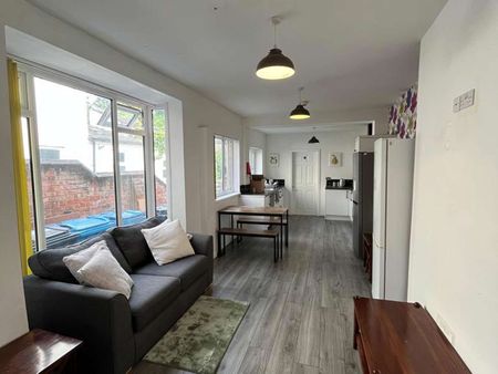 🏡 Traditional HMO Living at 74 Mayfield Street, Hull Room 6 - Double Room En-suite - Photo 2