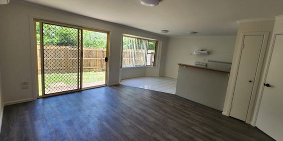 This comfortable 3-bedroom townhouse is in a perfect location - Photo 3