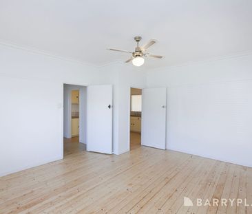 This well presented family home awaits you - Photo 1