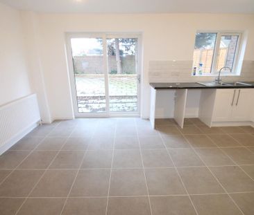 4 bedroom semi-detached house to rent - Photo 4
