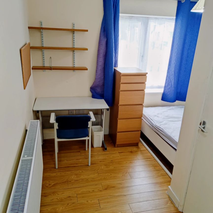 room 4 - Photo 1