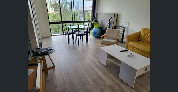 Central Surfers Paradise 2 bedroom with large study furnished apartment - Photo 1