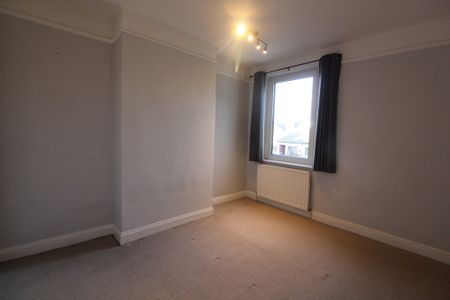 4 Bedroom Semi-Detached House - Photo 4