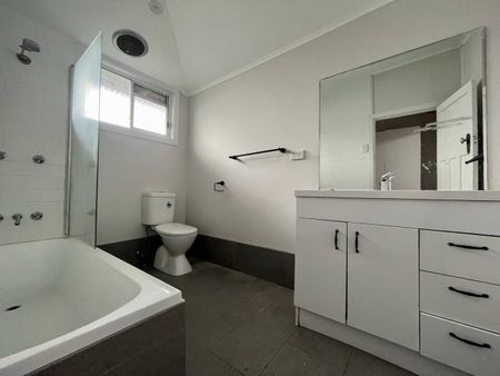 CLOSE TO THE HOSPITAL - CUTE COTTAGE - Photo 5