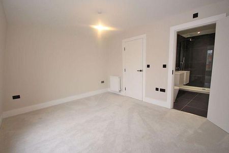 4 bedroom semi-detached house to rent - Photo 3