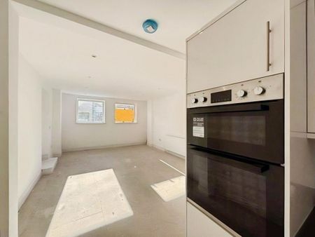 4 bedroom end of terrace house to rent - Photo 5