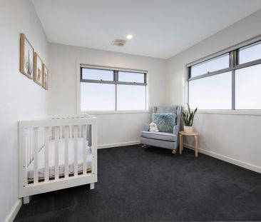 Sleek & Spacious Townhouse in a Quiet Oakleigh East Location - Photo 2