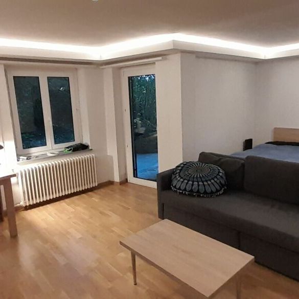 Appartement moderne de 1,5 pièce, meublé sur demande, avec sièges extérieurs ! - Photo 1