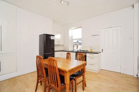 3 bedroom House To Let Total Size: 1066 SQ FT - Photo 2