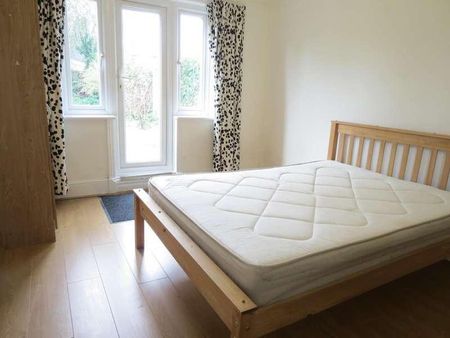 Bedroom Detached House In Winton, BH9 - Photo 2