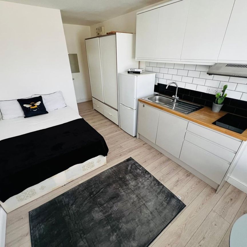 Studio Flat, Meyrick Road, NW10 - Photo 1