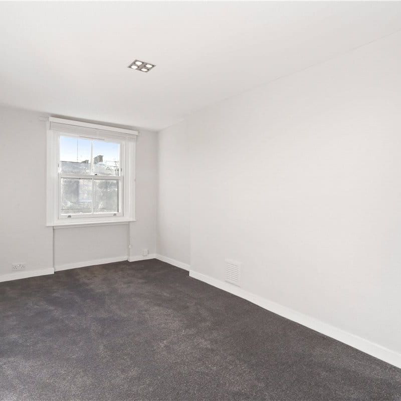 Bright third floor apartment on Crawford Street, offering easy access to Baker Street Station, Regents Park and to a great range of local shops and restaurants. - Photo 1