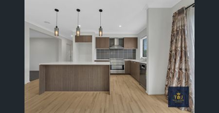 Spacious Family Home in a Prime Cranbourne East Location!! - Photo 5