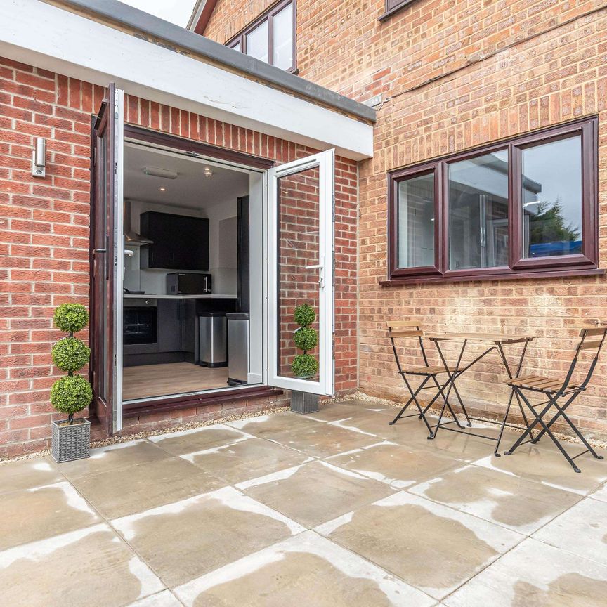 Modern Living - Large Stylish Double En-Suite Rooms Room 2 - Photo 1