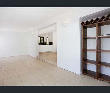 A GREAT FAMILY HOME WITH A SPARKLING POOL & SO CLOSE TO THE BOAT RAMP! - Photo 2