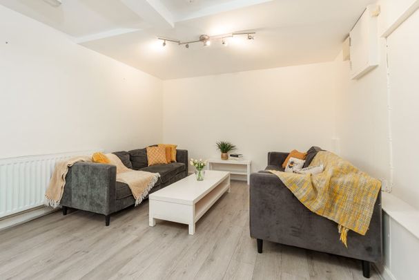 7 Bed Flat, Trafalgar Street, S1 - Photo 1