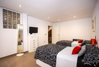 REF.7729 — Luxury Villa with Private Pool 500 Metres from the Sea