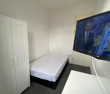 1 bedroom in a house share to rent - Photo 2