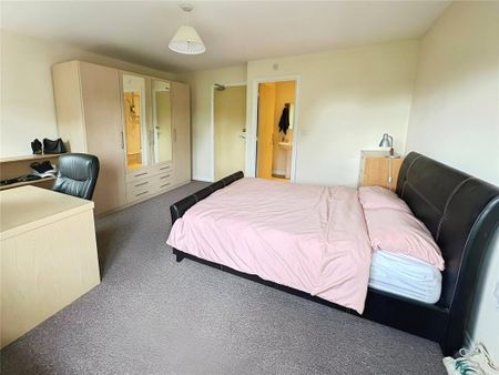 1 bedroom in a house share to rent - Photo 2